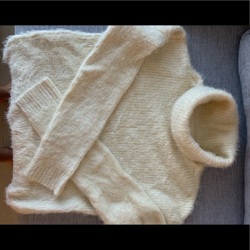 Beautiful, soft cream sweater-size xs/s